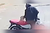 A mulher foi atacado pelo pitbull no momento em que subia em sua motocicleta
