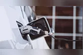 O custo para carregar um carro elétrico em casa depende principalmente da quantidade de energia necessária para recarregar a bateria e da tarifa de eletricidade.