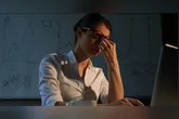 Varejo e Atacado aparecem no topo do ranking de setores com maior concentração de profissionais em risco de burnout no Brasil.