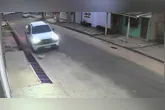 Câmeras de segurança registraram o momento em que camionete atropela cachorro em Abaetetuba.