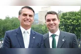 No caso de Flávio, ele está impedido de se encontrar com o pai por 90 dias –período que vai até depois do primeiro turno das eleições. No documento lido por Flávio nas redes, Bolsonaro afirmou que o filho é seu "porta-voz" e o candidato escolhido para representá-lo politicamente.