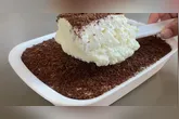 Para deixar a sobremesa ainda mais bonita, você pode preparar porções individuais em taças ou copinhos e finalizar com as raspas de chocolate somente antes de servir.