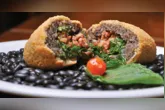 O bolinho combina feijão-preto, carne-seca, calabresa, bacon e couve em um petisco perfeito para o fim de semana. Confira o passo a passo e prepare em casa!