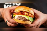 Chefs revelam os segredos para conquistar um hambúguer perfeito, com carne no ponto certo, crosta dourada e uma combinação equilibrada de ingredientes.