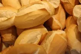 Dependendo das condições de armazenamento, o pão pode ressecar, endurecer ou até apresentar mofo em menos tempo.