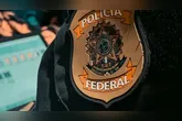 Polícia Federal desencadeia a Operação Arena para investigar lavagem de R$ 1 bilhão em apostas; mandados de busca e apreensão são cumpridos em cinco estados.