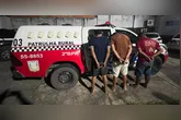 Três homens foram presos por porte ilegal de arma de fogo durante uma abordagem da Polícia Militar, na noite de sexta-feira (31/07), no bairro do Milagre, em Castanhal.