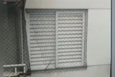 A rede de proteção de uma das janelas do apartamento estava rasgada.