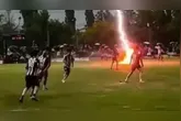 Um jogador de futebol morreu e 12 ficaram feridos após um raio atingir o campo durante jogo na Tailândia. Saiba mais sobre o trágico incidente.