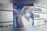 Diante do risco imediato, o policial precisou quebrar o vidro do carro para retirar a criança com segurança.