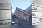 A casa de madeira tombou parcialmente na manhã desta segunda-feira (03/08) na Passagem São José, no bairro do Jurunas, em Belém