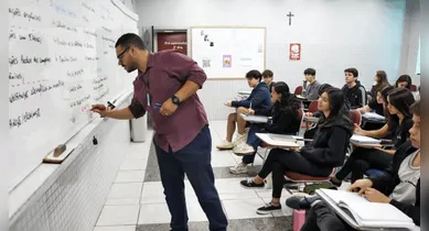 Imagem ilustrativa da notícia: Concurso abre 2 mil vagas imediatas para professor com salário de R$ 7,1 mil
