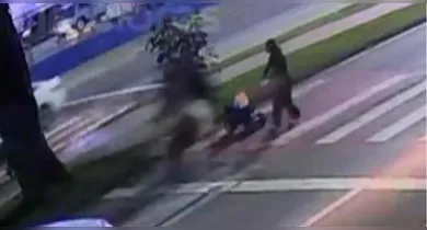 Imagem ilustrativa da notícia: VÍDEO: moto atinge bebê em triciclo na faixa de pedestres