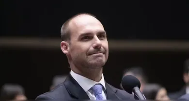 Imagem ilustrativa da notícia: Eduardo Bolsonaro diz ter pago US$ 10 para filha não se vacinar