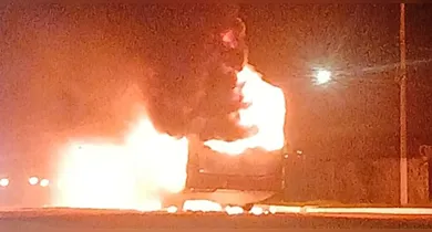 Imagem ilustrativa da notícia: Incêndio destrói por completo ônibus na avenida Arthur Bernardes