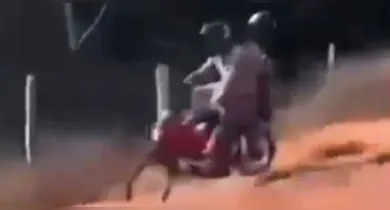 Imagem ilustrativa da notícia: Motociclista faz o "grau" em motocicleta e cai em ribanceira no Pará