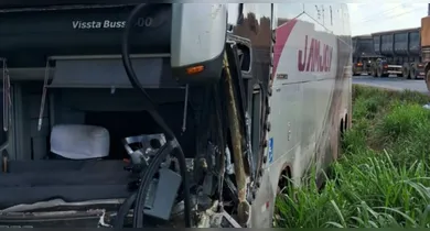Imagem ilustrativa da notícia: Uma pessoa morre em acidente grave entre ônibus e carro em estrada no PA