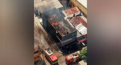 Imagem ilustrativa da notícia: Vídeo: loja pega fogo e fica totalmente destruída no Pará