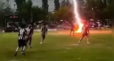 Imagem ilustrativa da notícia: Jogador de futebol morre após ser atingido por raio em jogo