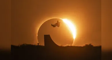 Imagem ilustrativa da notícia: Skatista Olímpico faz manobra durante eclipse solar e imagens impressionam