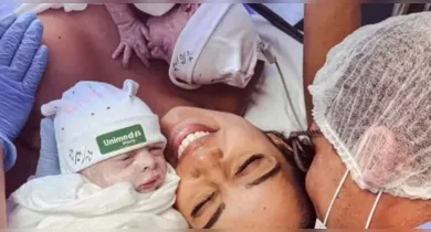 Imagem ilustrativa da notícia: VÍDEO: bebê nasce dentro da bolsa amniótica e surpreende ao "fazer pose"