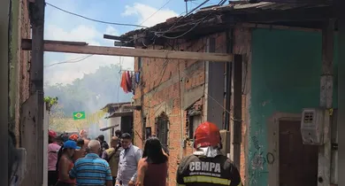 Imagem ilustrativa da notícia: Incêndio de grandes proporções atinge cinco casas em Icoaraci