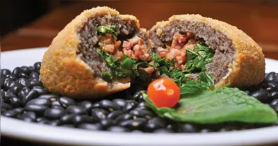 O bolinho combina feijão-preto, carne-seca, calabresa, bacon e couve em um petisco perfeito para o fim de semana. Confira o passo a passo e prepare em casa!
