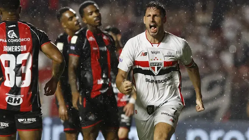 Imagem ilustrativa da notícia: São Paulo vence o Vitória com dois gols de Calleri e retorno de Lucas