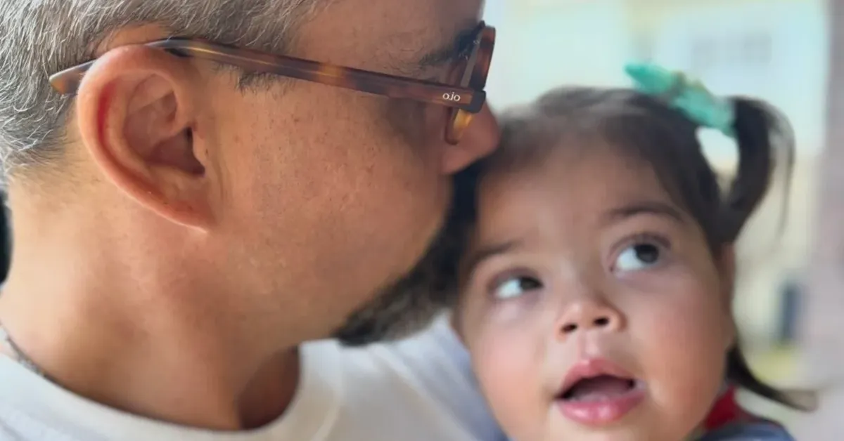 Imagem ilustrativa da notícia: Juliano Cazarré atualiza estado de saúde da filha após internação
