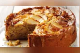 Bolo de maçã com canela combina massa fofinha, pedaços de fruta e uma cobertura crocante para acompanhar o café da tarde.