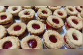 Biscoitos amanteigados com geleia são fáceis de preparar, levam poucos ingredientes e são uma opção deliciosa para servir no café ou chá da tarde.
