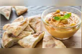 Homus de grão-de-bico é uma opção cremosa e versátil para acompanhar pães, torradas e outras preparações.
