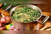 Farofa de couve é uma receita de inspiração mineira que combina couve refogada, alho e farofa em um acompanhamento simples e saboroso.