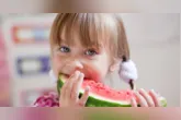 Pediatra orienta que alimentação infantil equilibrada começa com exemplo em casa e alimentos naturais no dia a dia