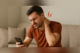 O pescoço de texto pode estar relacionado ao uso prolongado do celular com a cabeça inclinada; pausas e mudanças de posição ajudam a reduzir a sobrecarga.
