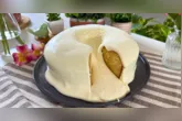 O bolo nuvem tem massa leve e aerada e pode ser preparado sem farinha de trigo, óleo, manteiga, leite e fermento.