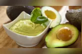 Mousse de abacate é uma sobremesa cremosa, fácil de preparar e feita com apenas três ingredientes