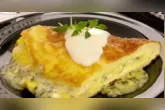 A omelete é uma opção prática para o almoço e pode ser preparada com recheios variados, como frango, legumes, queijos e peito de peru.