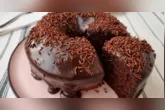 Bolo de chocolate com flocão é uma opção simples para o café da tarde e pode ser servido com calda de chocolate.