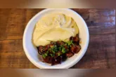 Aligot com picadinho é a receita de Alex Atala que combina purê de batata com queijos e filé-mignon em cubos.