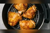 Frango na air fryer: aprenda a receita que leva poucos ingredientes e fica pronta em minutos.