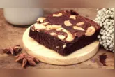 O brownie fitness de banana combina banana madura, aveia, cacau e pasta de amendoim em uma receita prática, com preparo simples e textura macia.