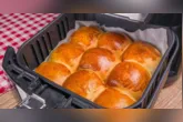 Pãozinho na air fryer leva apenas três ingredientes e fica pronto em poucos minutos para o café da manhã ou lanche.