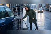 Carros elétricos podem ser carregados durante a chuva, mas o tipo de carregador e as condições da instalação elétrica são fundamentais para garantir uma recarga segura.