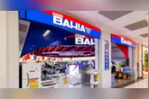 O Grupo Casas Bahia entrou com pedido de recuperação judicial em São Paulo. A empresa citou juros elevados, restrição ao crédito, aumento do custo financeiro e pressão sobre o consumo entre os fatores que agravaram sua situação.