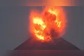 Vulcão Anak Krakatoa, na Indonésia, entra em erupção.
