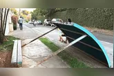 Uma mulher ficou ferida após ser atingida pela estrutura de um ponto de ônibus