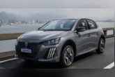O Peugeot 208 2027 está mais barato no Brasil. A versão Allure T200 teve redução de R$ 7 mil e agora custa R$ 119.990.