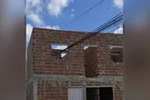 Uma casa em Pernambuco viralizou por ser construída ao redor de fios de telefonia. Prefeitura embarga obra até regularização.