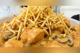 strogonoff de frango cremoso com batata palha caseira